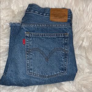 levi wedgie cut mid wash jeans